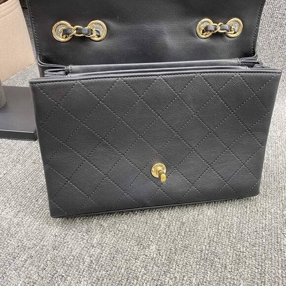 100% Authentic CHANEL Leather Shoulder Bag - Picture 10 of 14